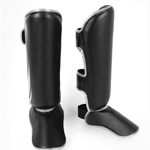 Protège-tibias en cuir PU noir avec fermeture auto-agrippante pour la protection sportive des adultes, design léger - Product Image 1