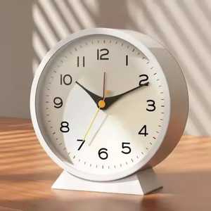 Reloj de Escritorio Redondo Dorado Metálico Moderno, Base Compacta con Espejo, Reloj Despertador Analógico de Mesa, Reloj de Cuarzo Silencioso para Mesa de Noche - Product Image 4