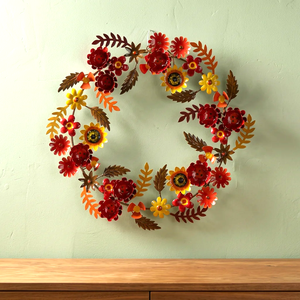 Vibrante Corona Floral Metálica Adornada con Flores Coloridas, Hojas de Bronce y Lindas Mariquitas, Decoración Lúdica para Pared de Jardín en Otoño - Product Image 1