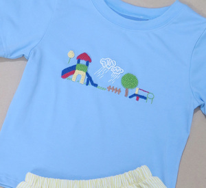 เสื้อยืดเด็กผู้ชายปักลายสนามเด็กเล่นสีน้ำเงินพร้อมเสื้อยืดปักลายสนามเด็กเล่นสีเหลืองน้ำเงิน ชุดกางเกงขาสั้นลายทางสีเหลืองสำหรับฤดูร้อน - Product Image 2