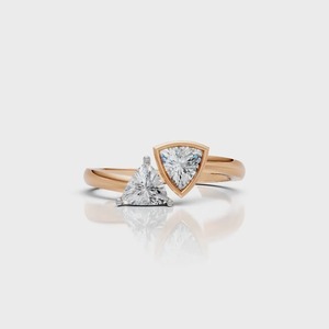 Bague Statement Diamant en Argent Plaqué Rhodium, Bijou de Luxe Audacieux pour Homme, avec Deux Solitaires Taille Trillion, Idéal pour Mariage - Product Image 2