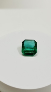 Émeraude Verte Naturelle Taille Émeraude 4,60 carats Pierre Précieuse Libre de Zambie Certifiée IGI Qualité AAA+ pour la Fabrication de Bijoux - Product Image 4