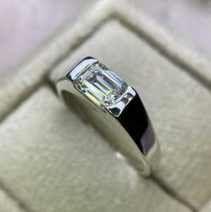 Anillo de boda de moissanita con corte esmeralda de 1 quilate para hombre East West, plata de ley 925, regalo de cumpleaños para amigos - Product Image 3