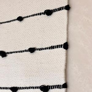 Camino de Mesa Bohemio Ecológico Hecho a Mano de Algodón con Pompones Negros y Borlas para Decoración del Hogar - Product Image 4