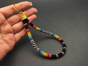 สร้อยข้อมือลูกปัดทำมือลายสายรุ้งและลายทางพร้อมตัวล็อคสีทอง – เครื่องประดับหลากสีสันสำหรับกุญแจและบัตรประจำตัว - Product Image 3