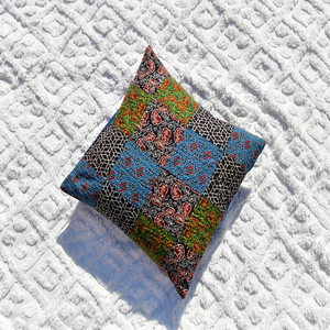 Housse de coussin moderne en tricot patchwork à motif floral carré de qualité supérieure, en mélange de coton, pour la décoration de la maison et des hôtels - Product Image 4