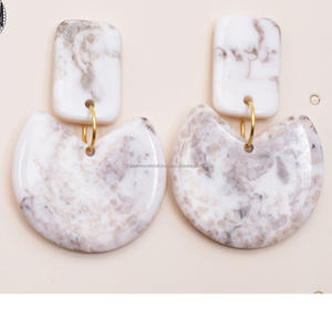 Lujosos pendientes hechos a mano de resina para mujer, colores personalizados, accesorios de moda altamente pulidos DE LA India - Product Image 1