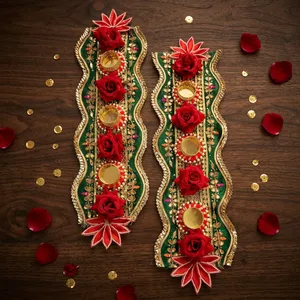 Support de Diya traditionnel fait main en métal vert et or brodé avec des roses rouges pour la décoration de mariage - Product Image 3