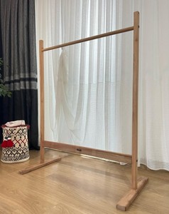 Porte-manteau autoportant en bois massif avec barre de suspension, design scandinave moderne pour chambre et salon - Product Image 6