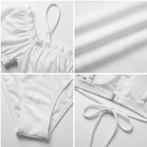 Conjunto de bikini blanco con cuello cuadrado, mangas abullonadas y volantes, parte inferior con lazo lateral para mujer - Product Image 4