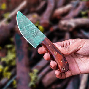 Cuchillo de Caza Personalizado de Acero de Damasco con Funda de Cuero, Hecho a Mano, Herramienta Utilitaria para Campismo al Aire Libre, Regalo para Coleccionistas, Acabado de Alta Calidad - Product Image 4