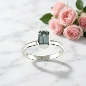 Bague en argent 925 avec topaze bleue taille émeraude, sertie clos, minimaliste, géométrique, pour femme, à porter au quotidien - Product Image 5