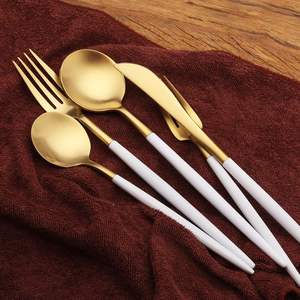 Vaisselle et couverts inspirés de la couronne en velours, conçus pour l'hôtellerie de luxe distinguée. - Product Image 2