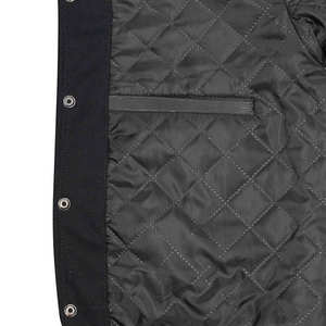 เสื้อแจ็คเก็ตวาร์ซิตี้ผู้ชายสำหรับฤดูหนาว ยี่ห้อ VIBE SEWN OEM ขายส่ง หนังแท้ ซับในขนสัตว์สีดำ โลโก้ด้านหน้า เป็นมิตรกับสิ่งแวดล้อม กันลม - Product Image 5