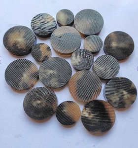 Botones de Cuerno Naturales Hechos a Mano TIMELESS CRAFT para Prendas, Alta Calidad, Tamaño Personalizado 5-5.5mm de Grosor, Estilo Moderno - Product Image 6