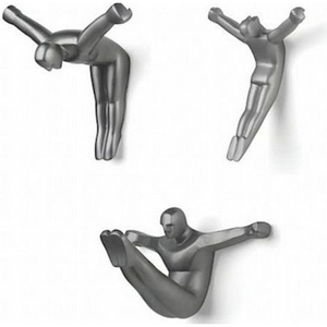 Ganchos y colgadores de lujo plateados, brillantes y pulidos, con diseño de figura humana, de aluminio fundido, para montar en la pared de casa u hotel, de la India. - Product Image 1