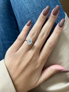 Bague de fiançailles solitaire en or massif 9 carats avec diamant ovale de 2,01 carats VS1 de luxe cultivé en laboratoire, certificat IGI, pour demande en mariage ou cadeau - Product Image 3