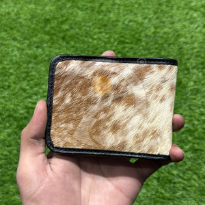 Cartera de cuero genuino de vaca con pelo, delgada, hecha a mano, billetera bifold, tarjetero, ajuste cómodo y delgado. - Product Image 1