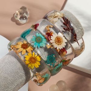 Brazalete Clásico Hecho a Mano con Diseño de Mariposa en Resina, Elegante Efecto Mármol, Brazalete de Lujo para Mujer, para Fiestas y Bodas - Product Image 1