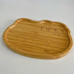 Plateau de service en bois en forme d'animal mignon avec motif de dessin animé gravé, bord surélevé, pour desserts, collations et fruits, idéal pour la maison, la cuisine et les restaurants - Product Image 6