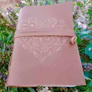 Diario de Cuero Puro Estilo Vintage Antiguo, Cuaderno de Escritura, Diario de Cuero de Búfalo con Corazón, Cuaderno de Tapa Dura Ligera - Product Image 1