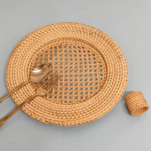 Assiettes de service en rotin écologiques à prix abordable, parfaites pour la décoration de table de mariage, la présentation des plats, idéales pour la maison et la restauration - Product Image 1