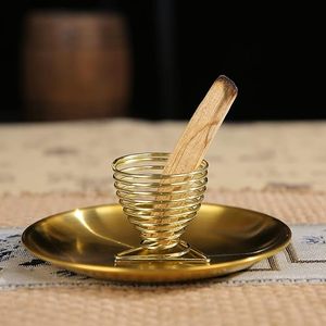 Porte-encens artisanal en laiton avec plateau rond en laiton, support pour bâtonnets d'encens en fil de laiton spiralé et cendrier en bois - Product Image 3
