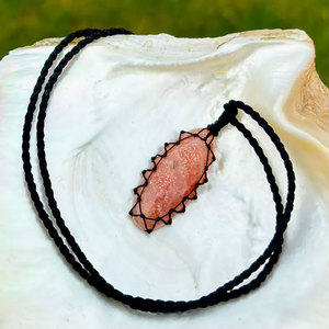 Collar Colgante de Macramé Hecho a Mano con Piedra Solar Rosa, Cordón Negro, Gema Natural, Joyería Boho Tribal de Cristal Curativo para Mujer - Product Image 3