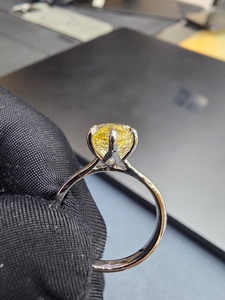 Bague en platine sertie de diamants de qualité supérieure pour femmes, bijoux de mariage élégants et minimalistes avec un attrait de mode contemporain - Product Image 5