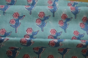ผ้าฝ้ายพิมพ์ลายด้วยมือ น้ำหนักเบา ลายดอกไม้สีชมพู ใบไม้สีฟ้า พื้นหลังสีเขียวอมฟ้า สำหรับตัดเย็บเสื้อผ้าเด็กผู้ชาย - Product Image 6
