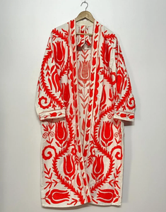 Robe kimono Suzani brodée à la main – Broderie florale rouge vibrante en fil de soie sur coton blanc, kimono long ouvert sur le devant - Product Image 1