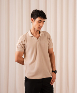 เสื้อโปโลคอวีผู้ชาย สีเบจ ผ้าฝ้าย แขนสั้น ทรงปกติ สวมใส่สบาย สีพื้น ผ้าถัก ระบายอากาศได้ดี - Product Image 2