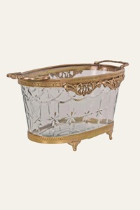 Elegante tazón decorativo de vidrio y metal dorado, ideal para servir bocadillos y como centro de mesa, hecho a mano en India. - Product Image 5