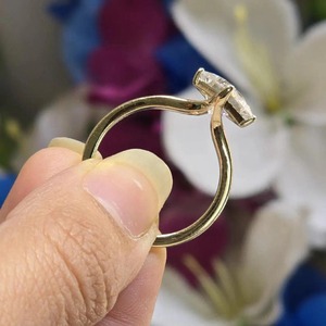 Bague de fiançailles en moissanite taille princesse East West 2,00 CT, bague d'anniversaire solitaire carrée en or jaune 14 carats - Product Image 3