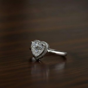 แหวนมอยซาไนต์ 3 กะรัต ทรงหัวใจ ดีไซน์คลาสสิค ประดับเพชรรอบวง สวยหรู สำหรับผู้หญิง เงินแท้ 925 ของแท้ เหมาะสำหรับงานแต่งงาน ของขวัญสำหรับคนรัก - Product Image 2