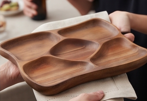 Assiette de service en bois faite à la main, forme irrégulière, design minimaliste, assiettes en bois naturel poli pour la maison, les mariages, les événements, les restaurants - Product Image 2
