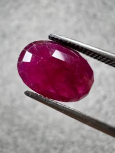 Pierre de rubis naturel ovale certifiée GIA de 4,41 carats pour la fabrication de bagues, pendentifs, boucles d'oreilles et bijoux fins - Product Image 4