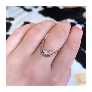Anillo de Oro Sólido de 10K, 14K, 18K con Diamantes Cultivados en Laboratorio, Engaste de Garras, Curva Profunda, 15mm de Ancho, Forma de V, Bandas Apilables, Personalizado, Precio de Fábrica B2B - Product Image 2