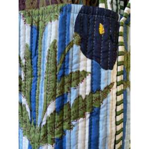 Bolso Tote Bordado con Diseño Floral Índigo de RAJASTHANI TEXTILE, Resistente al Agua, Hecho a Mano, con Cierre Abierto, para Compras, Todas las Temporadas - Product Image 5