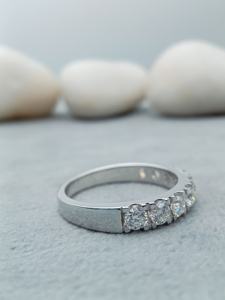 Bague de fiançailles de haute qualité en moissanite, diamant rond, bande plaquée durable, bijoux élégants disponibles à un prix compétitif - Product Image 3