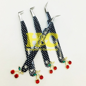 Pinzas Profesionales de Acero Inoxidable Cherry Charm, Pinzas Negras Afiladas para Extensión de Pestañas, Diseño de Corazón Inferior, Sostenibles - Product Image 6