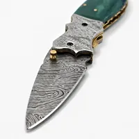 Couteau pliant à manche vert foncé avec lame à motifs et accessoires décoratifs argentés pour équipement de camping et coffret cadeau pour collectionneur