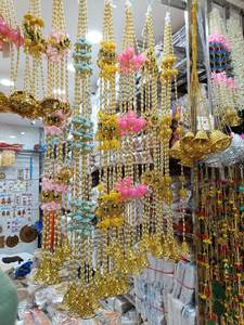 bouteilles en plastique, souvent utilisées pour la décoration festive de la maison - Product Image 5