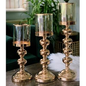 Ensemble de bougeoirs en verre et métal doré de designer, support sculpté ornemental, accent décoratif de table pour l'intérieur de maisons de luxe - Product Image 1