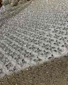 Tela de red con adornos de cristal plateado y encaje floral dorado para vestidos de novia y fiesta, al por mayor - Product Image 1