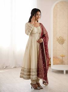 Ensemble Anarkali en soie crème avec dupatta brodé bordeaux, coupe ample, longueur ras du sol, tenue traditionnelle indienne et pakistanaise pour mariage - Product Image 2