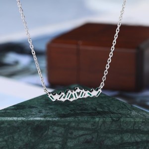 Collier pendentif en or blanc avec émeraude de laboratoire et moissanite taille baguette, bijoux de luxe pour femmes, fabrication OEM ODM, vente en gros - Product Image 2