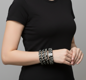 กำไลเรซิ่นสลักลายด้วยมือ ดีไซน์สั่งทำพิเศษ – กำไลข้อมือแบบกว้างพร้อมลวดลายและรูปทรงเฉพาะตัว เครื่องประดับหรูหราโดดเด่น - Product Image 4