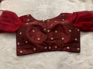 Blusa Choli de Seda Color Granate Purvang Global con Bordado Floral Dorado y Mangas con Volantes, Traje Tradicional Indio Pakistaní para Bodas y Fiestas - Product Image 4