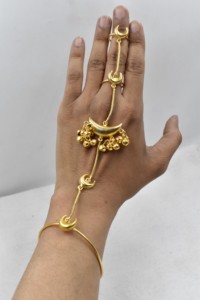 Ensemble bague et bracelet plaqué or Hathphool avec breloque demi-lune, bijoux de main à maillons pour femme, bijoux de mariage - Product Image 4